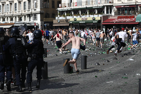 Euro 2016, scontri a Marsiglia: l’allarme hooligans dimenticato per l’Isis Euro 2016, scontri a Marsiglia: l’allarme hooligans dimenticato per l’Isis