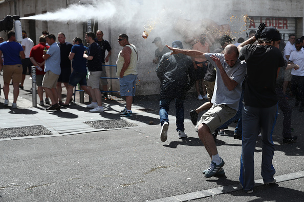 Euro 2016, scontri a Marsiglia: l’allarme hooligans dimenticato per l’Isis Euro 2016, scontri a Marsiglia: l’allarme hooligans dimenticato per l’Isis