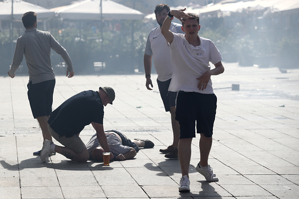 Euro 2016, scontri a Marsiglia: l’allarme hooligans dimenticato per l’Isis Euro 2016, scontri a Marsiglia: l’allarme hooligans dimenticato per l’Isis