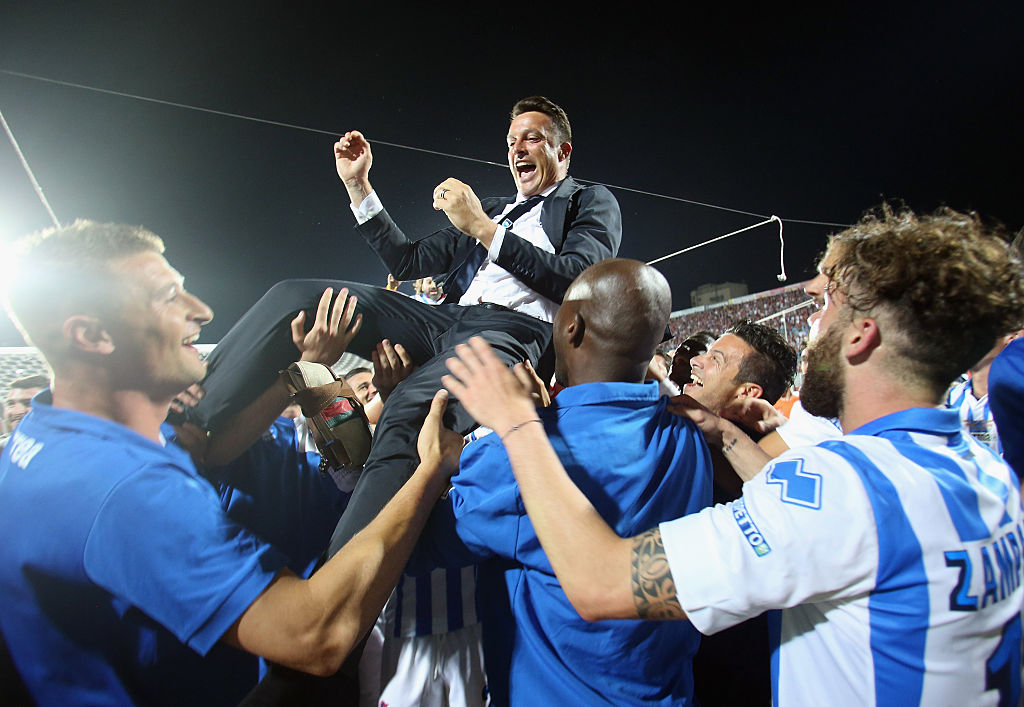 Il Pescara in serie A con Oddo che consola Cosmi, un esempio di bel calcio