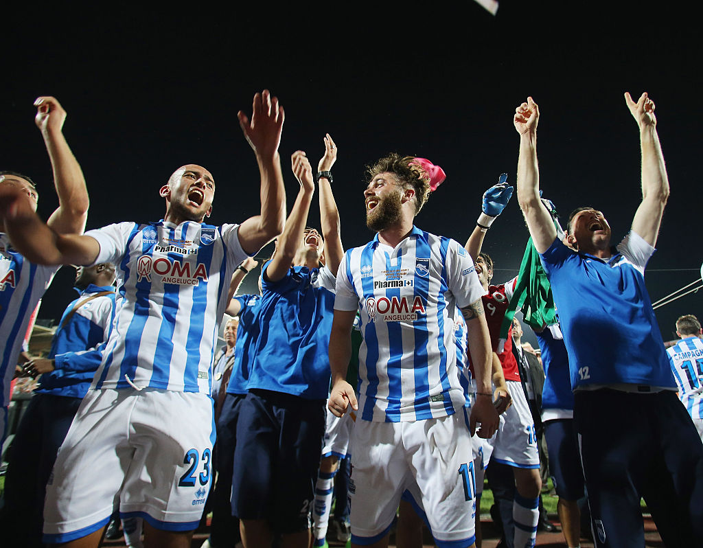 Il Pescara in serie A con Oddo che consola Cosmi, un esempio di bel calcio