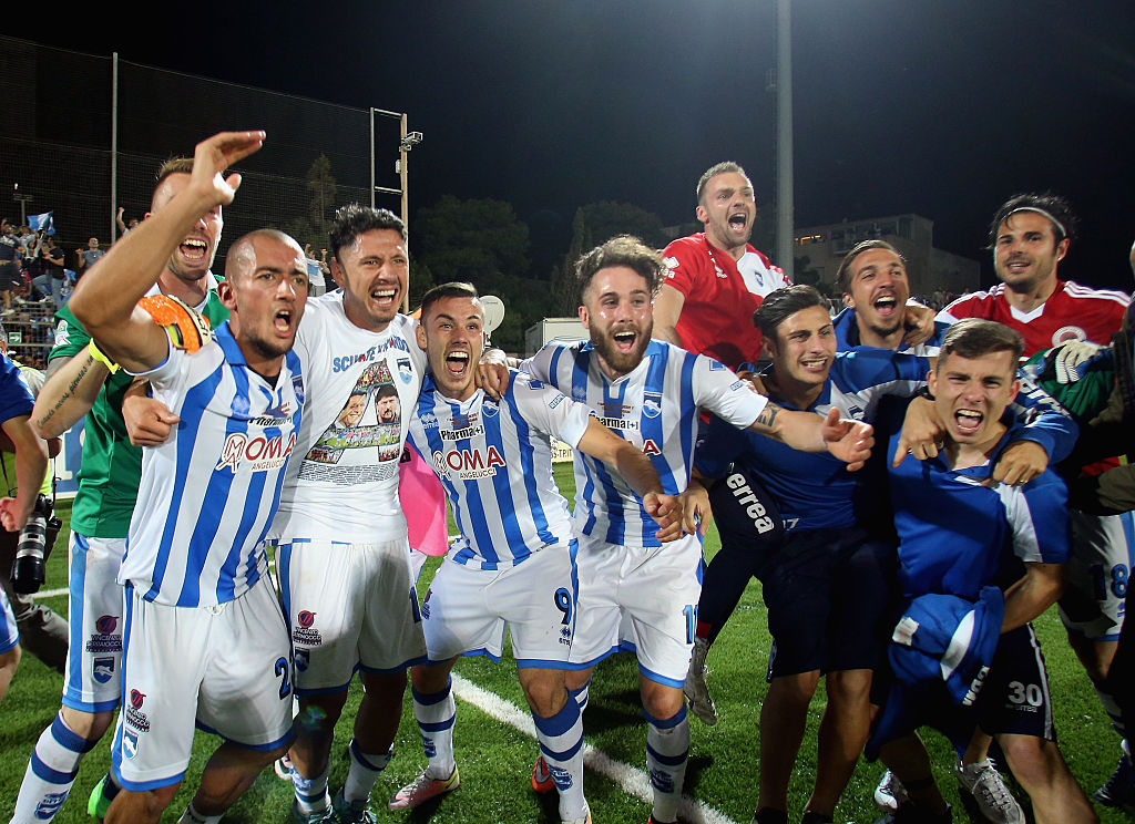 Il Pescara in serie A con Oddo che consola Cosmi, un esempio di bel calcio