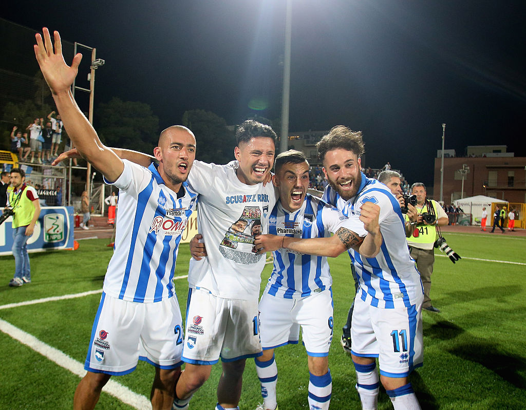 Il Pescara in serie A con Oddo che consola Cosmi, un esempio di bel calcio