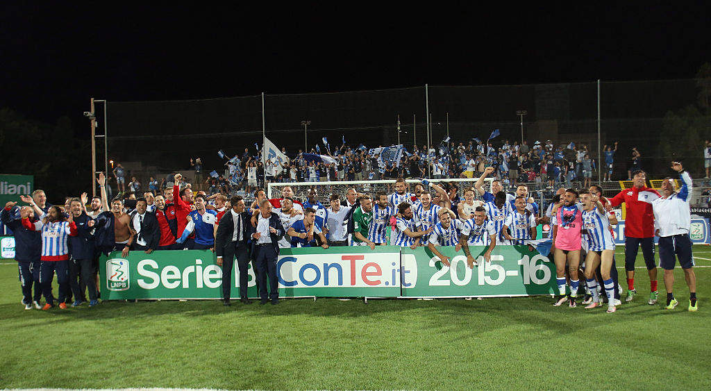 Il Pescara in serie A con Oddo che consola Cosmi, un esempio di bel calcio