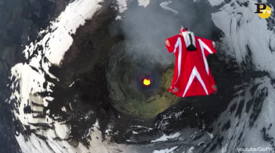 Roberta Mancino e la sua tuta alare in volo sul vulcano