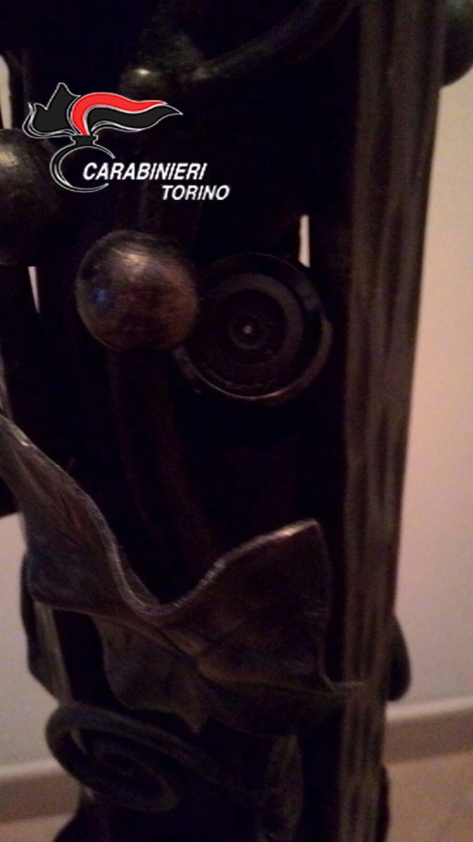 Ricatto hard: filma l’amante e minaccia di inviare i video alla moglie – Foto