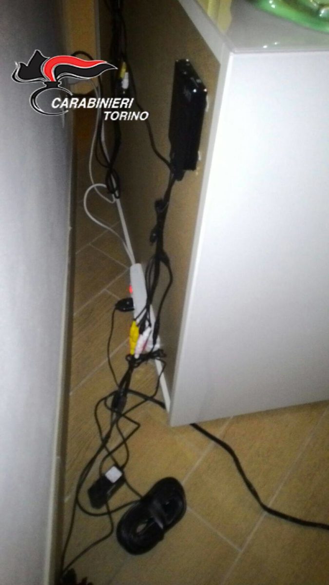 Ricatto hard: filma l’amante e minaccia di inviare i video alla moglie – Foto