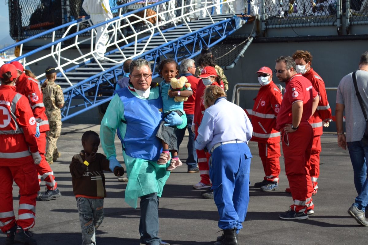 “Altromare”, le foto degli sbarchi degli immigrati in mostra a Roma “Altromare”, le foto degli sbarchi degli immigrati in mostra a Roma