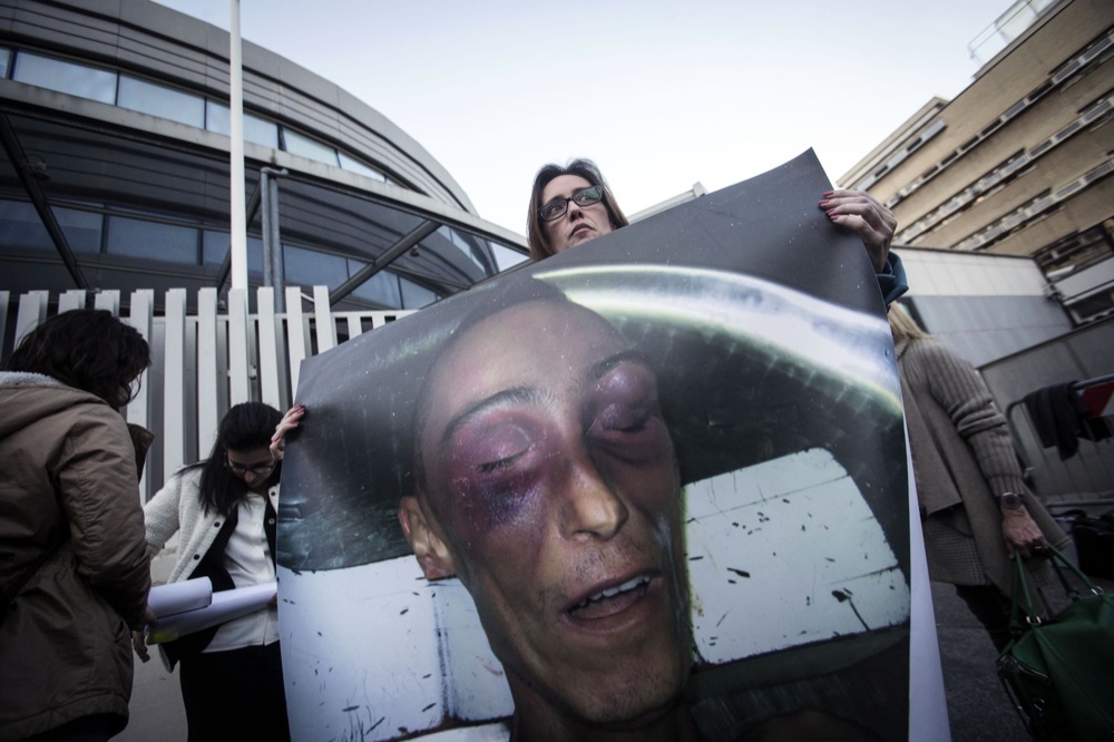 Cucchi, le accuse del Pg ai medici: “Torturato come Regeni” Cucchi, le accuse del Pg ai medici: “Torturato come Regeni”