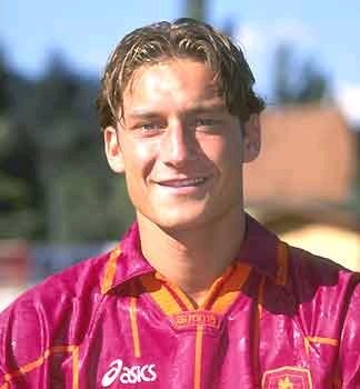 Totti rinnova con la Roma: un anno in campo poi sarà direttore tecnico Totti rinnova con la Roma: un anno in campo poi sarà direttore tecnico