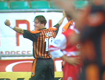 Totti rinnova con la Roma: un anno in campo poi sarà direttore tecnico Totti rinnova con la Roma: un anno in campo poi sarà direttore tecnico