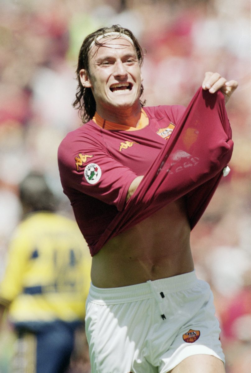 Totti rinnova con la Roma: un anno in campo poi sarà direttore tecnico Totti rinnova con la Roma: un anno in campo poi sarà direttore tecnico