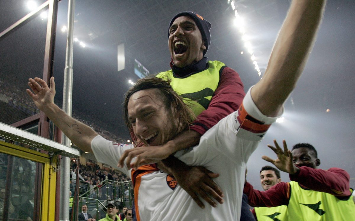 Totti rinnova con la Roma: un anno in campo poi sarà direttore tecnico Totti rinnova con la Roma: un anno in campo poi sarà direttore tecnico