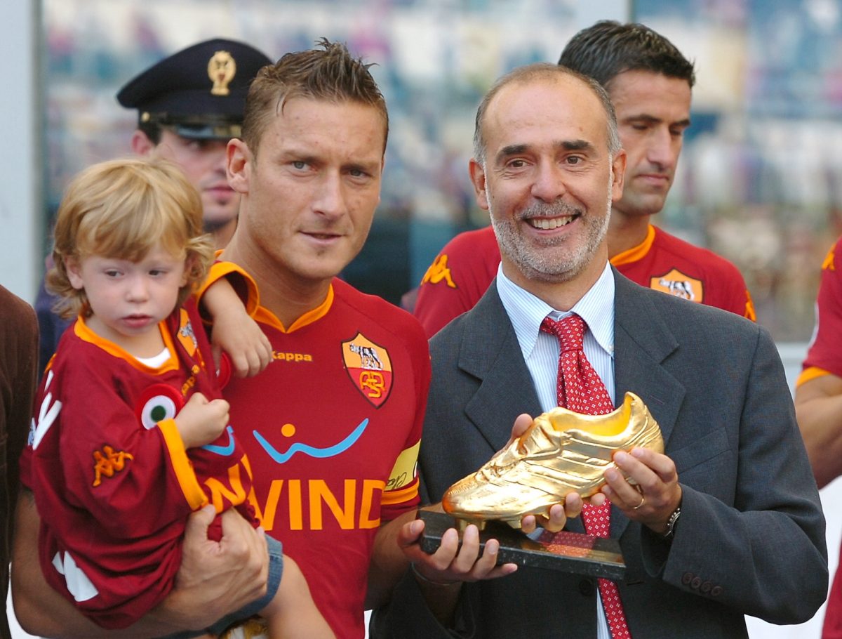 Totti rinnova con la Roma: un anno in campo poi sarà direttore tecnico Totti rinnova con la Roma: un anno in campo poi sarà direttore tecnico