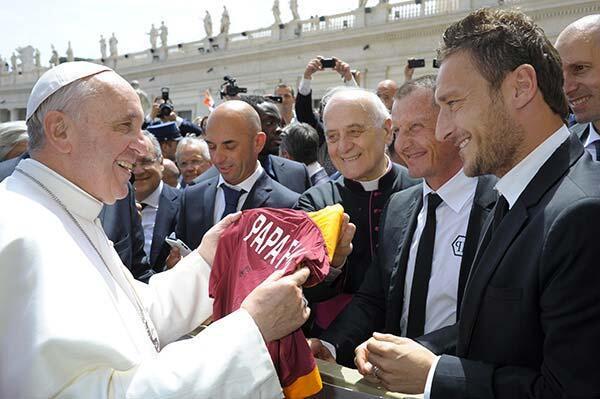 Totti rinnova con la Roma: un anno in campo poi sarà direttore tecnico Totti rinnova con la Roma: un anno in campo poi sarà direttore tecnico