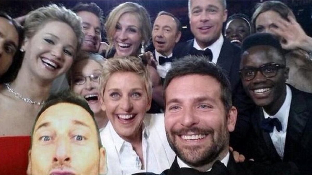 Totti rinnova con la Roma: un anno in campo poi sarà direttore tecnico Totti rinnova con la Roma: un anno in campo poi sarà direttore tecnico