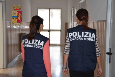 Violenza sessuale su una profuga: bidello arrestato