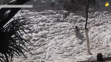 Australia: selfie in un mare di schiuma