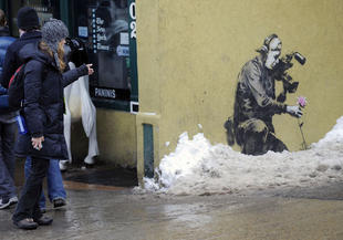 Banksy: un murales a Bristol per una scuola elementare – FOTO Banksy: un murales a Bristol per una scuola elementare – FOTO