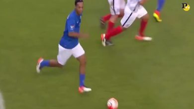 Ronaldinho magico: due tunnel e poi le scuse