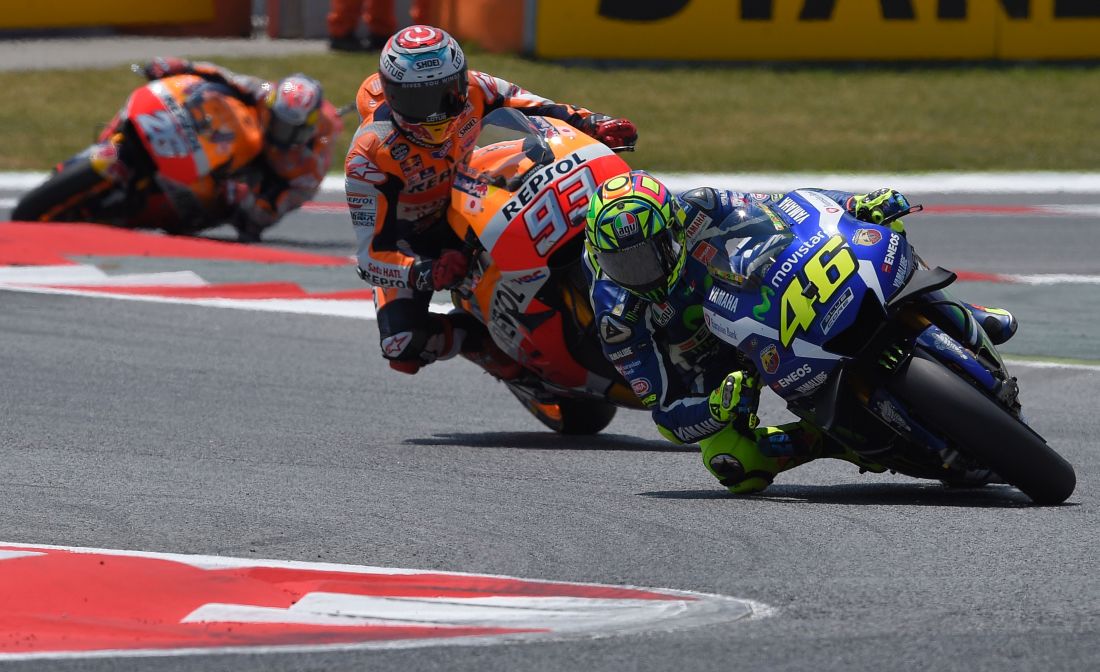 Rossi e Marquez, la stretta di mano a Barcellona in memoria di Salom Rossi e Marquez, la stretta di mano a Barcellona in memoria di Salom