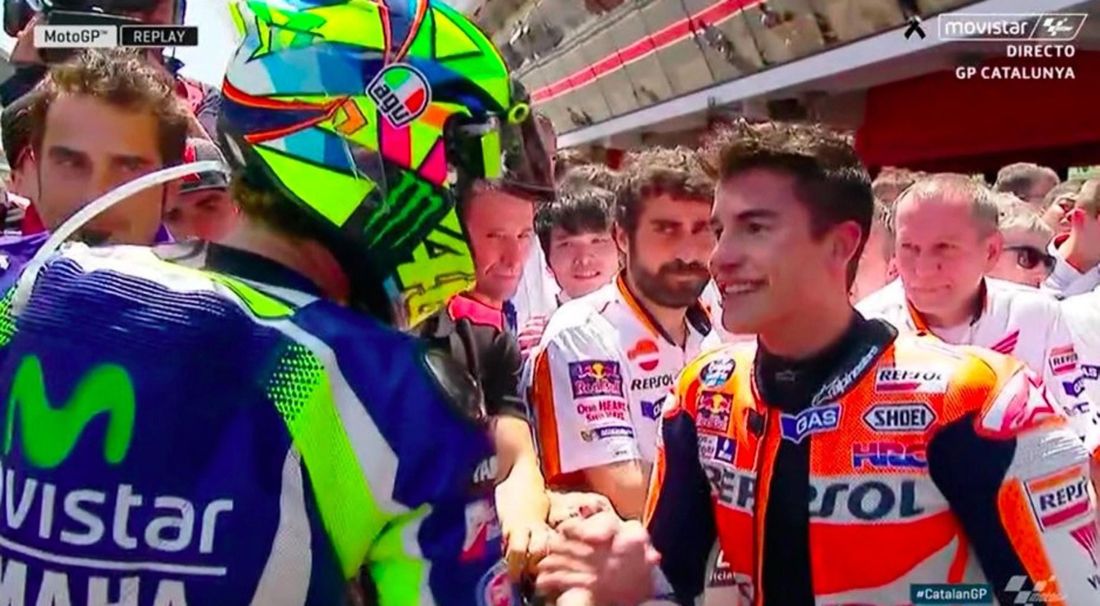 Rossi e Marquez, la stretta di mano a Barcellona in memoria di Salom Rossi e Marquez, la stretta di mano a Barcellona in memoria di Salom
