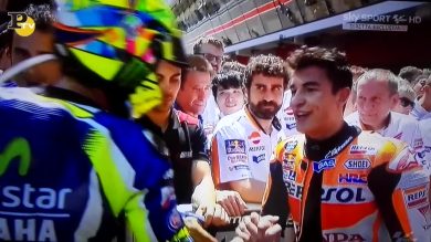 Rossi-Marquez: stretta di mano a Barcellona