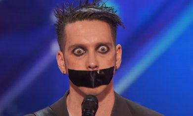 È sufficiente un nastro sulla bocca per far ridere?