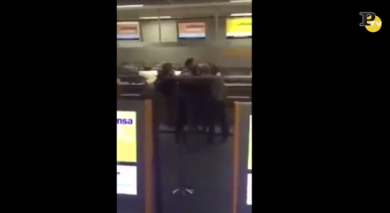 Aeroporto di Francoforte: uomo aggredisce dei poliziotti – Video