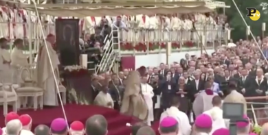 La caduta del Papa durante la Messa in Polonia – VIDEO