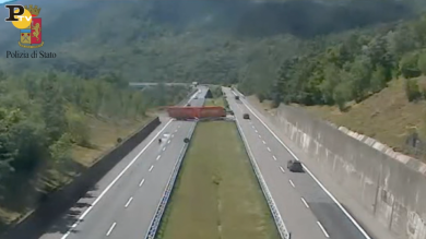 Tir, inversione ad u sull’Autostrada della Cisa | video