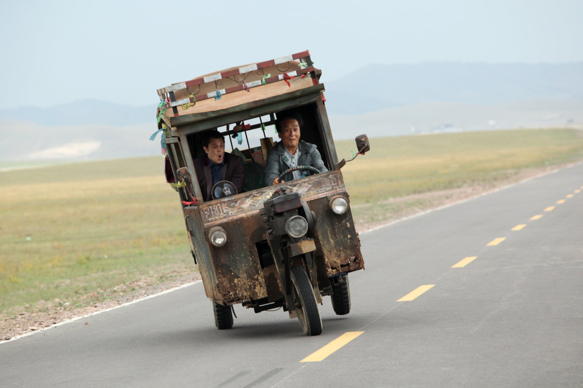 Skiptrace: strana coppia tra pugni, pupe e dinamite – La recensione