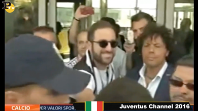 Higuain a Torino. La gioia dei tifosi Juventus | video