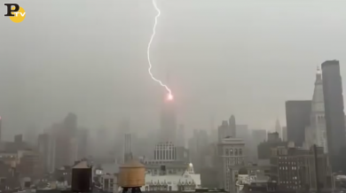 Fulmine colpisce Empire State Building |video