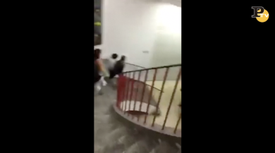 Attentato Monaco: fuga della gente dal centro commerciale Olimpia | video