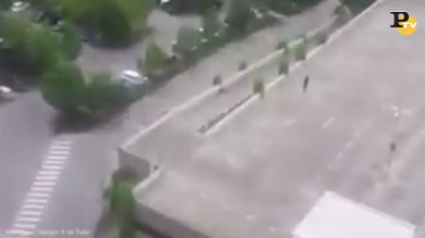 Monaco: terrorista spara dal tetto del centro commerciale | video