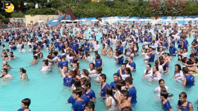 Aquafan: in 4mila al ballo record in acqua | video
