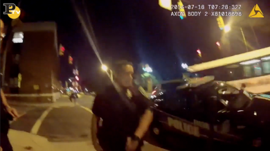 Pokemon Go: gioca ma fa incidente con la polizia | video