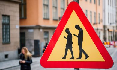 Anche in Italia arriva l’allarme “Smartphone walking”