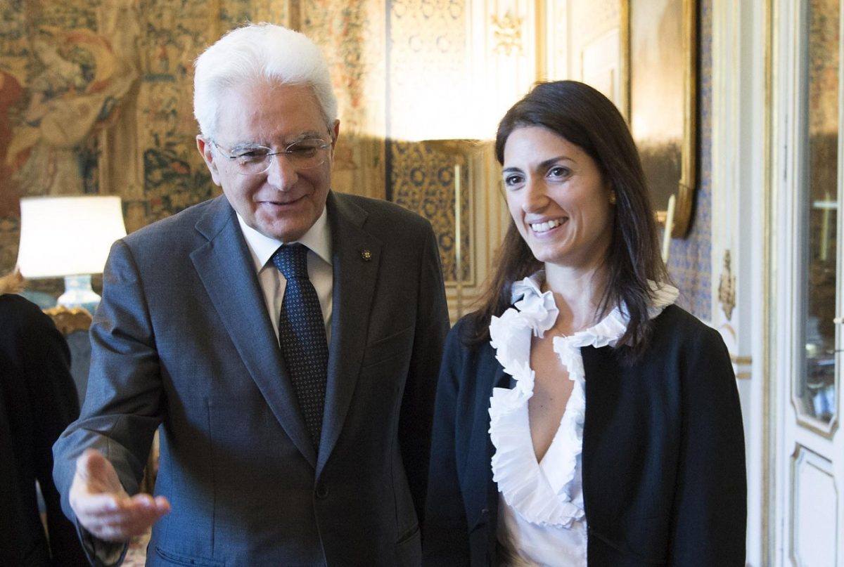 Virginia Raggi al lavoro, ma senza fretta