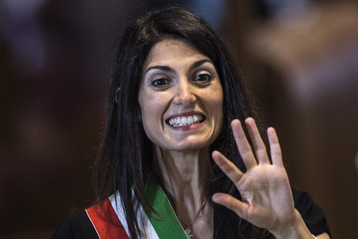 Galleria foto 'Virginia Raggi al lavoro, ma senza fretta' - foto 21