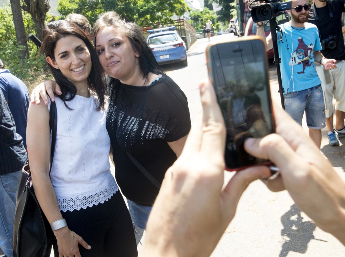 Virginia Raggi al lavoro, ma senza fretta Virginia Raggi al lavoro, ma senza fretta