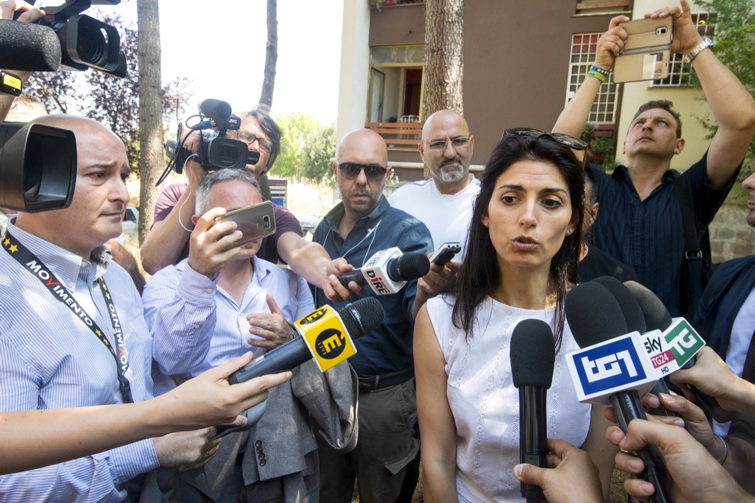 Virginia Raggi al lavoro, ma senza fretta Virginia Raggi al lavoro, ma senza fretta