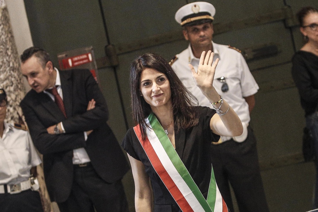 Virginia Raggi al lavoro, ma senza fretta Virginia Raggi al lavoro, ma senza fretta