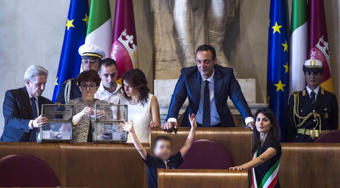 Virginia Raggi al lavoro, ma senza fretta Virginia Raggi al lavoro, ma senza fretta