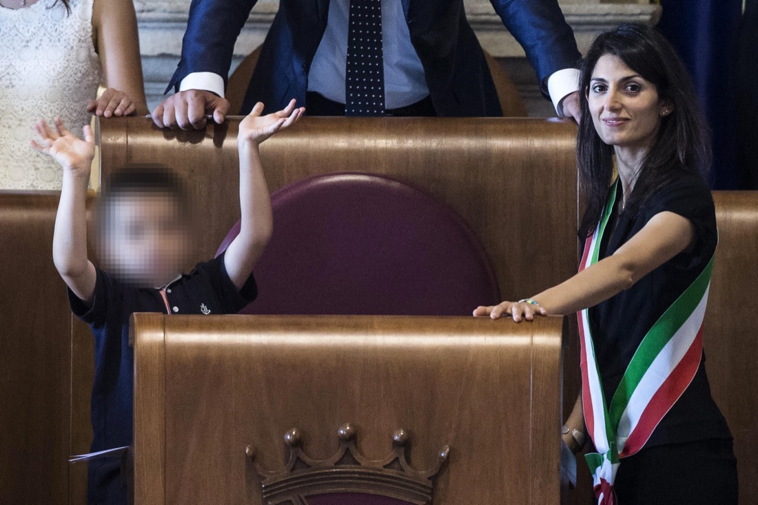 Virginia Raggi al lavoro, ma senza fretta Virginia Raggi al lavoro, ma senza fretta