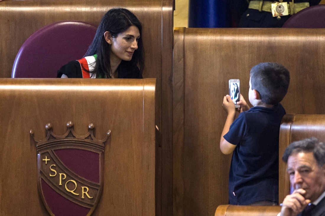 Virginia Raggi al lavoro, ma senza fretta Virginia Raggi al lavoro, ma senza fretta