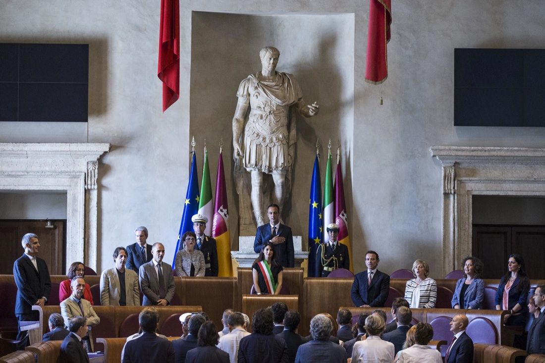 Virginia Raggi al lavoro, ma senza fretta Virginia Raggi al lavoro, ma senza fretta