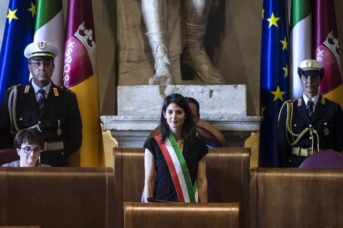 Virginia Raggi al lavoro, ma senza fretta Virginia Raggi al lavoro, ma senza fretta