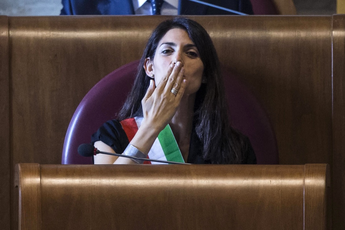 Virginia Raggi al lavoro, ma senza fretta Virginia Raggi al lavoro, ma senza fretta